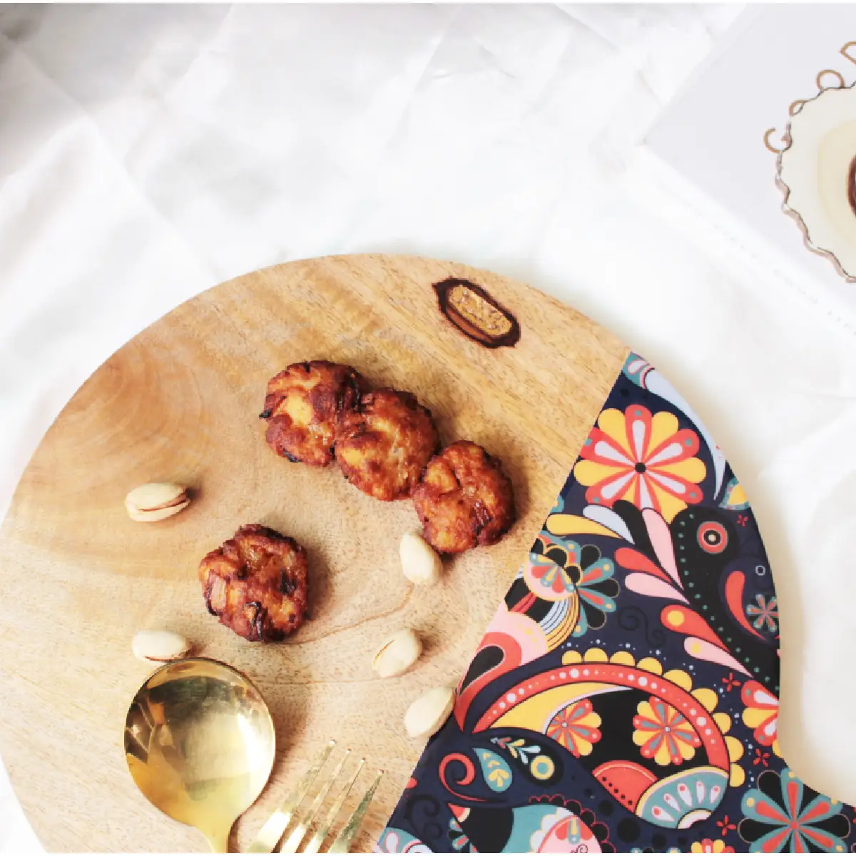 Dewdrop Paisley Petals ServeEase Round Platter