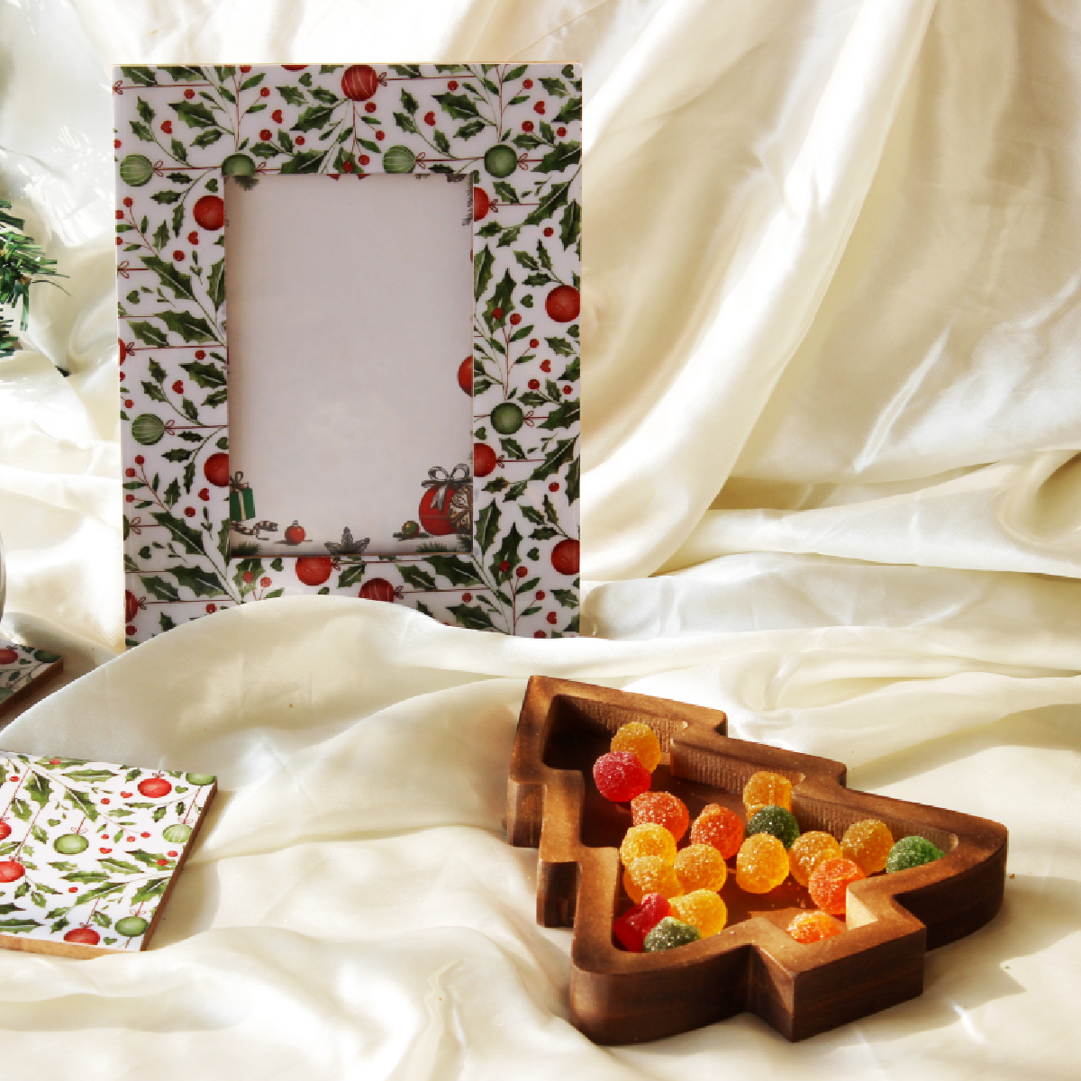 Holiday Hangings Wood Photoframe